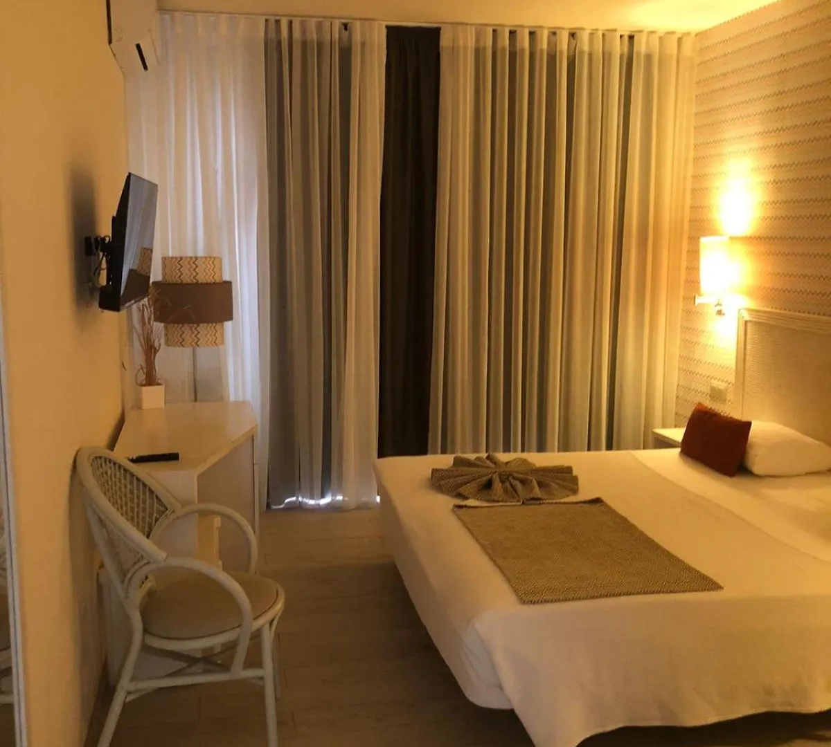 Ouril Hotel Julia Santa Maria