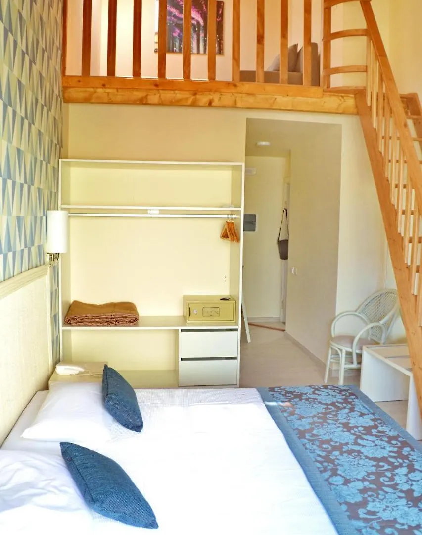 Ouril Hotel Julia Santa Maria
